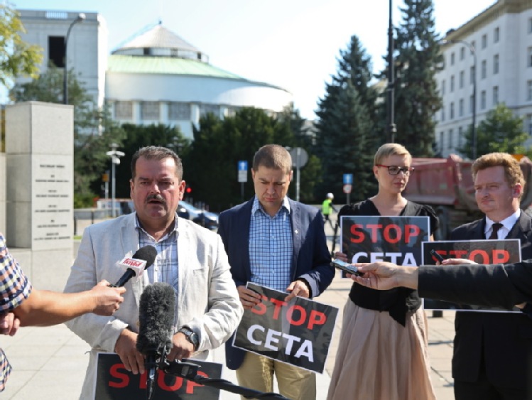 NGO, rolnicy i związki zawodowe przeciwni pośpiechowi ws. CETA